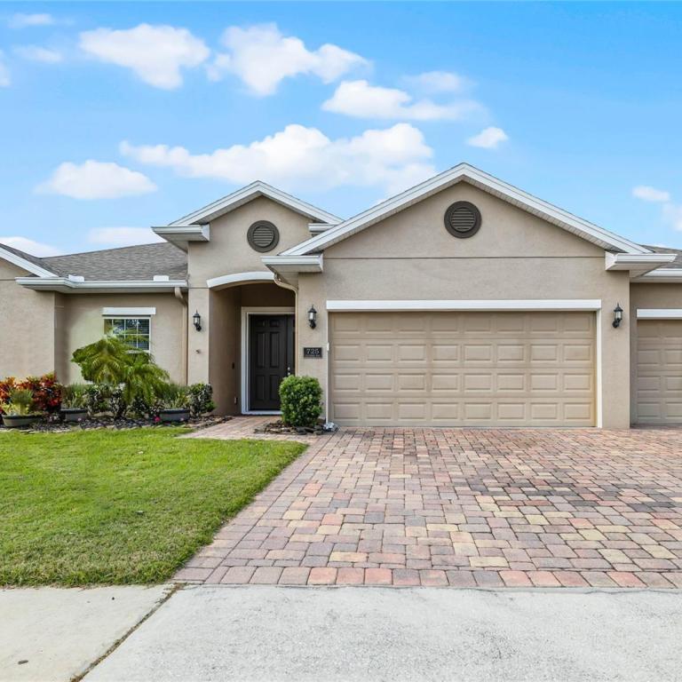 725 CALABRIA WAY, HOWEY IN THE HILLS, Florida 34737