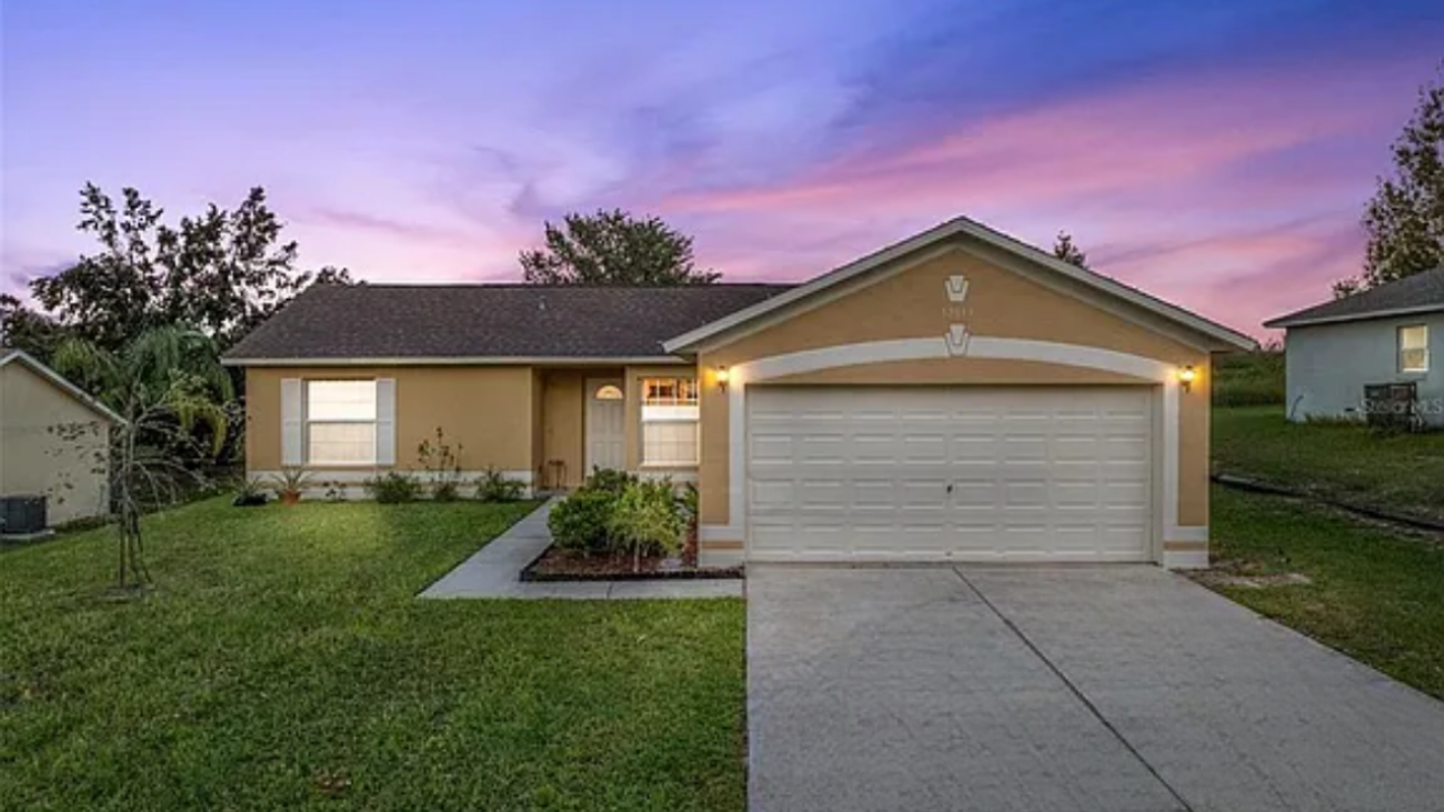 Exterior view of Hilltop Retreat in Clermont, FL