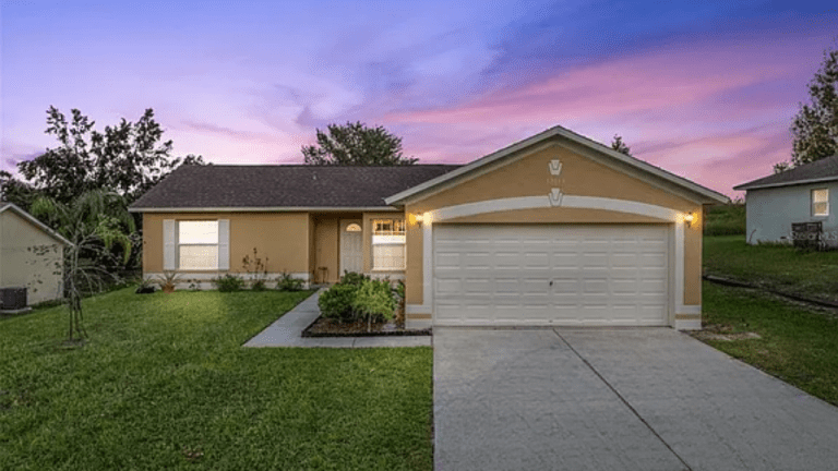 Exterior view of Hilltop Retreat in Clermont, FL