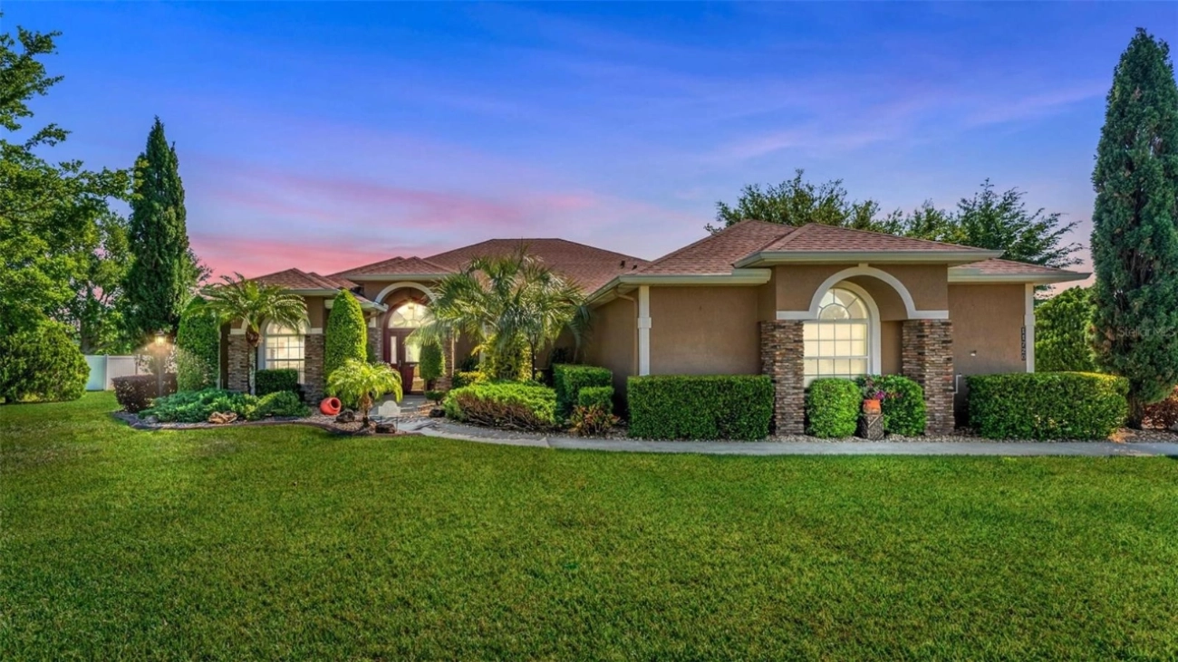 Front view of Clermont pool home under contract