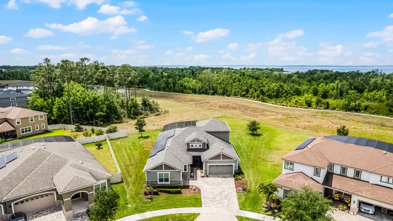 Luxury home Ocoee Florida – screened pool, large backyard, solar roof