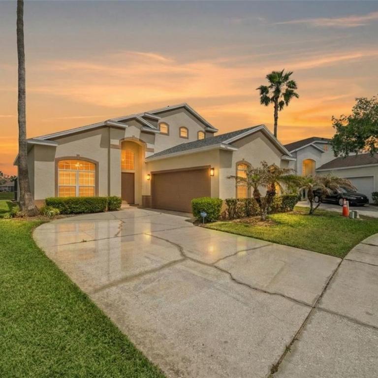 Featured Property: 563 BAILEY CIRCLE, DAVENPORT, Florida 33897